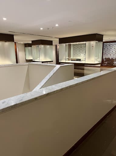 किंग फैसल अनुसंधान एवं इस्लामी अध्ययन केंद्र संग्रहालय और किंगडम टॉवर सस्पेंशन ब्रिज से दिखने वाला मनमोहक दृश्य! 🌟