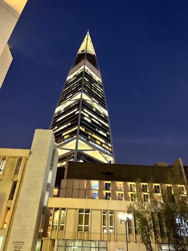 किंग फैसल अनुसंधान एवं इस्लामी अध्ययन केंद्र संग्रहालय और किंगडम टॉवर सस्पेंशन ब्रिज से दिखने वाला मनमोहक दृश्य! 🌟