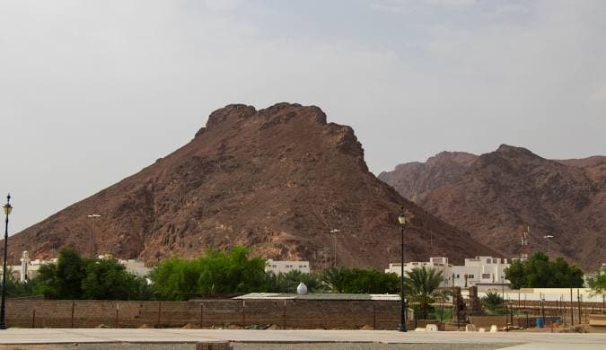 تجربة هايك في مسارات جبل أحد للقمة مع مرشد ووجبة (5 أفراد)